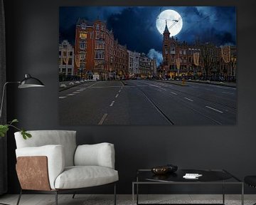 Amsterdam bij nacht met volle maan in Nederland van Eye on You