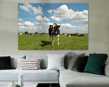 Kühe im Frühling auf der Weide in den Niederlanden von Eye on You