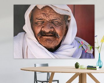De ogen van een Bedouïne man op leeftijd in Petra, Jordanië. van Bjorn Snelders