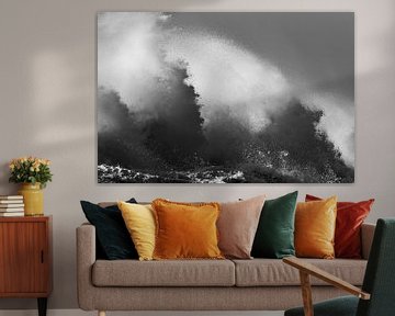 Schwarz-Weiß-Absorption hoher Wellen in IJmuiden von AGAMI Photo Agency
