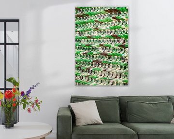staubige Wand aus unzähligen leeren Bierflaschen von Tony Vingerhoets