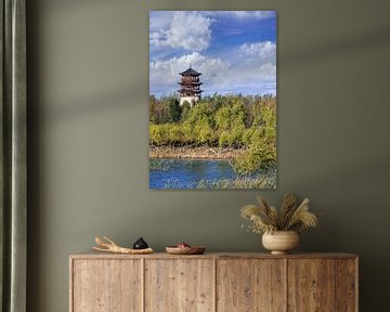 traditionele pagode, bomen, blauwe lucht en dramatische wolken