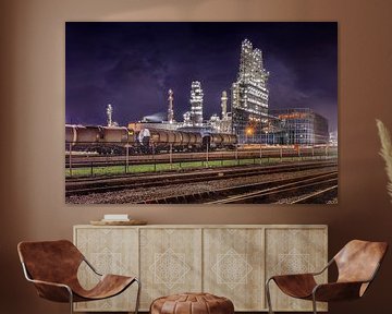 Reihe von Eisenbahnwaggons mit Ölraffinerie gegen einen lila Himmel von Tony Vingerhoets