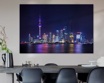 Nacht uitzicht op de skyline van Shanghai met de verlichte wolkenkrabbers van Tony Vingerhoets