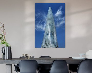 Shanghai Tower gegen einen blauen Himmel mit dramatischen Wolken von Tony Vingerhoets