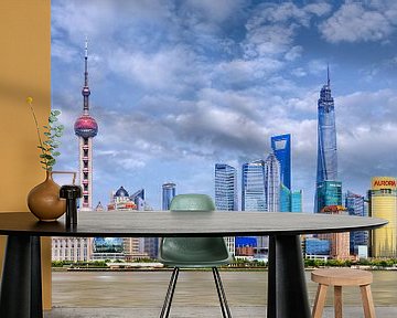 De horizon van Shanghai met hoge wolkenkrabbers tegen een blauwe hemel van Tony Vingerhoets