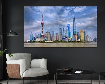 De horizon van Shanghai met hoge wolkenkrabbers tegen een blauwe hemel van Tony Vingerhoets