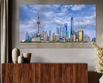 Skyline von Shanghai mit hohen Wolkenkratzern gegen einen blauen Himmel von Tony Vingerhoets