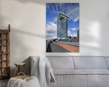 Groothoek opname van Amsterdam Tower tegen een blauwe hemel van Tony Vingerhoets