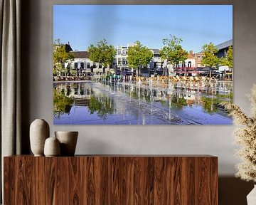 Sonnendurchfluteten Heuvel Platz mit Wasserstrahlen in Tilburg von Tony Vingerhoets