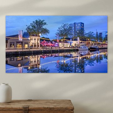 Piushaven met jachten, cafés en terrasjes bij schemering van Tony Vingerhoets