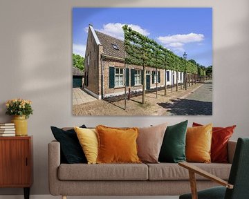 Leuk huisje huizen met houten luiken, Tilburg van Tony Vingerhoets