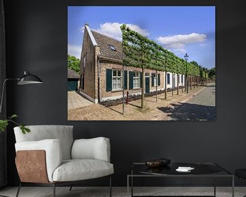 Leuk huisje huizen met houten luiken, Tilburg van Tony Vingerhoets