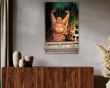 Een heel groot houten, vrolijk Boeddha beeld