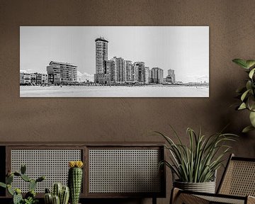 Skyline, boulevard en badstrand van Vlissingen (panorama, zwart-wit)