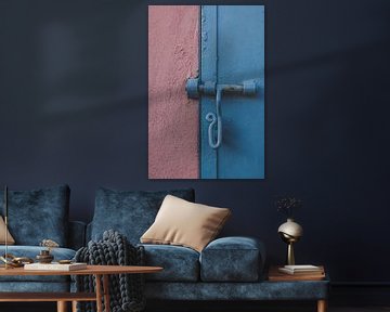 Marokko Marrakech Straße & Reisefotografie | bunte Wand in blau und rosa von Lisanne Koopmans