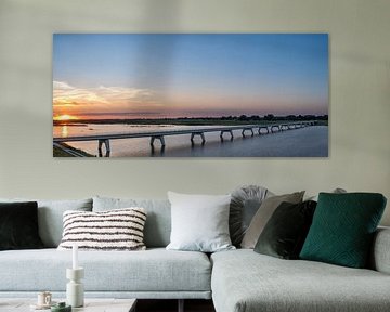 Panoramisch uitzicht over een brug over het Reevediep meer bij zonsondergang van Sjoerd van der Wal Fotografie