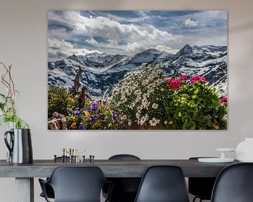 Alpenlandschap met bloemen van Martine Dignef