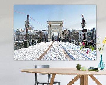 Besneeuwde magere brug in Amsterdam van Eye on You