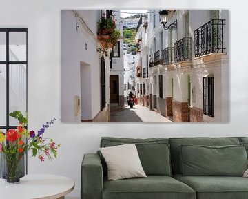 Nauw straatje in Cómpeta, Andalusië, Spanje. van Monique van Helden