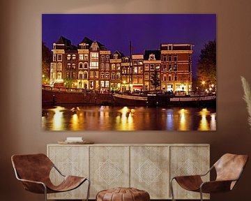 Les maisons médiévales d'Amsterdam sur l'Amstel la nuit sur Eye on You