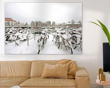 Besneeuwde fietsen in Amsterdam Nederland in de winter van Eye on You