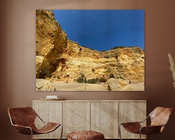 Een goudkleurige rotswand met blauwe hemel van Emma Van Leur