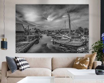 De haven van  het Friese stadje Workum in zwart wit