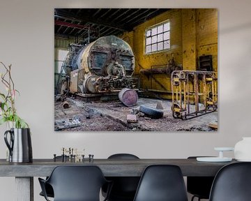 Machine dans un hall d'usine abandonné, Belgique