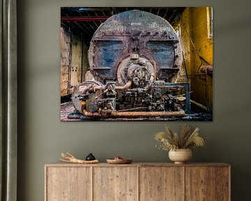 Machine (Minion) in verlaten Fabriekshal, België van Art By Dominic
