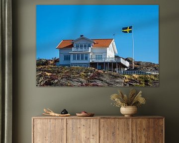 Huis en vlag op het eiland Dyrön in Zweden