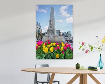 Nationaal monument op de Dam in de lente met bloeiende tulpen van Eye on You