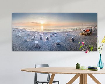 Zomeravond met strandstoelen op het weststrand bij Kampen, Sylt van Christian Müringer