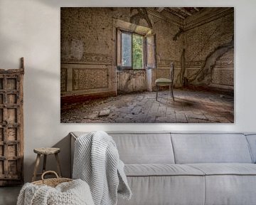 Chaise isolée devant la fenêtre (urbex) sur Jaco Verheul