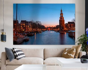 Stadsgezicht van Amsterdam met de Montelbaan toren bij zonsondergang van Eye on You
