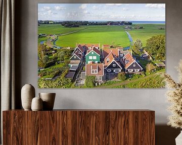 Luchtfoto van oud hollandse huizen op de dijk bij Marken van Eye on You