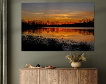 Kleurrijke zonsondergang aan meer. van Stefan Peys