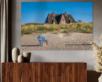 Strandkorb en rieten huis aan het oostelijke strand van List, Sylt van Christian Müringer