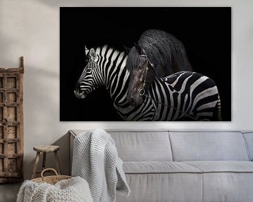 Een zebra en een paard op een zwarte achtergrond. van Elianne van Turennout