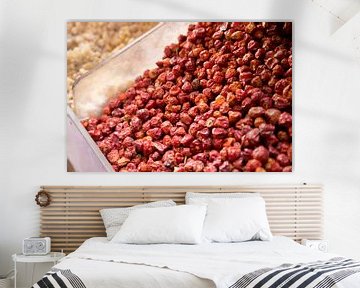 kräuter, rote beeren auf dem markt in dubai von Karijn | Fine art Natuur en Reis Fotografie