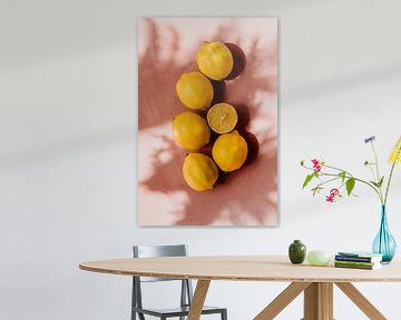 Zomers tafereel, gele citroenen op roze achtergrond | deel 1 van Yvette Baur