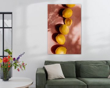 Zomers tafereel, gele citroenen op roze achtergrond | deel 2 van Yvette Baur