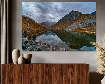 Landschaft: Berge, wo sich die Wolken in den See spiegeln von Glenn Vlekke