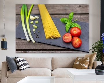 Spaghetti mit Frühlingszwiebeln, Basilikum, Tomaten und Knoblauch