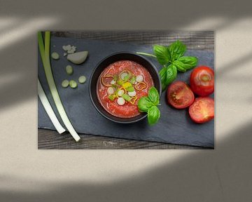 Tomatensuppe mit Frühlingszwiebeln und Basilikum