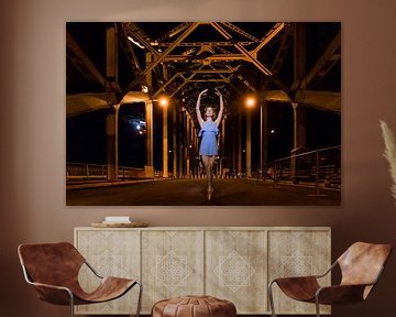 Ballerina op Waalbrug Nijmegen van Robert van Grinsven