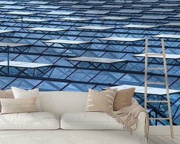 Unendliches Glasdeck mit Lüftungsfenstern eines Gartenbau gewächshauses