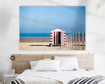 Rood strandhuisje aan de Belgische kust van Evelien Oerlemans