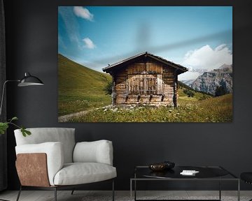 Houten hut in de bergen, Zwitserland | Verlaten huis in de Zwitserse Alpen | Groene en blauwe reisfo van Ilse Stronks | Lines and light inspired travel photography