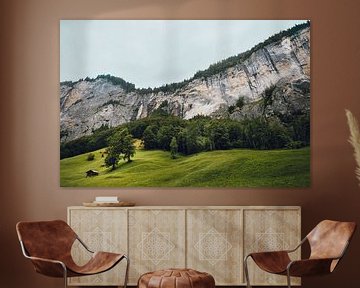 Blokhut bij waterval, Lauterbrunnen, Zwitserland | Moody reisfotografie met huisje in de Zwitserse A van Ilse Stronks | Lines and light inspired travel photography
